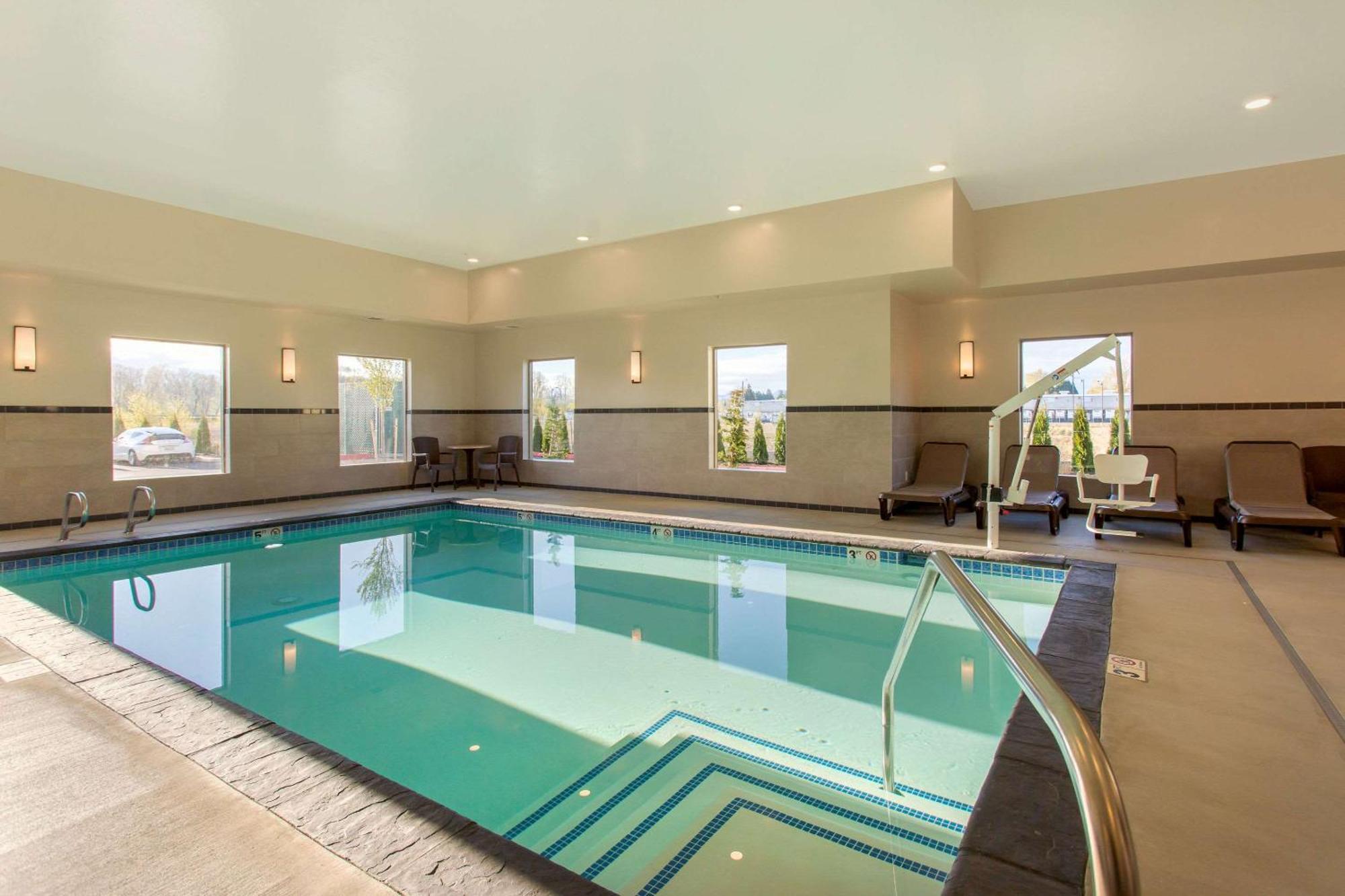 Hotel Comfort Near I-5 3*