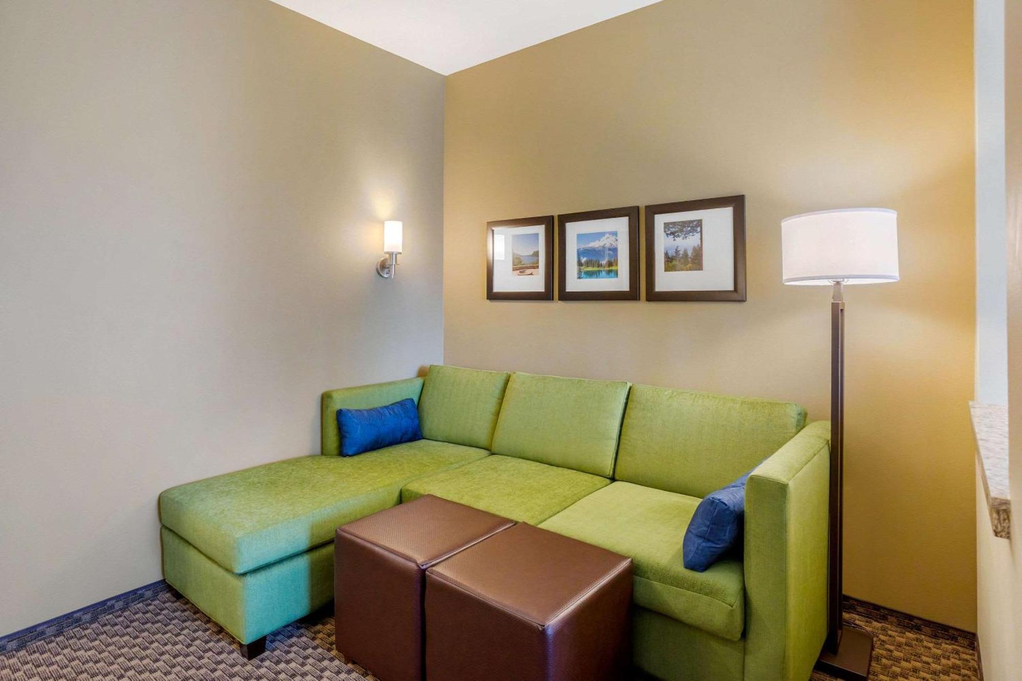 Comfort Near I-5 Hotel