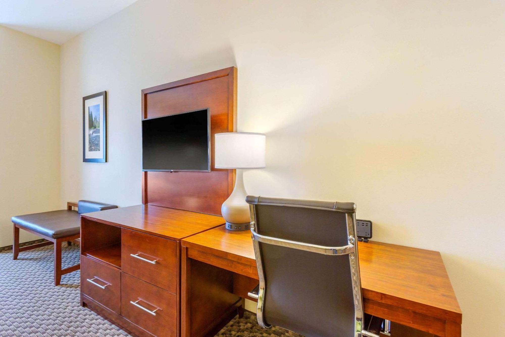 Comfort Near I-5 Hotel 3*