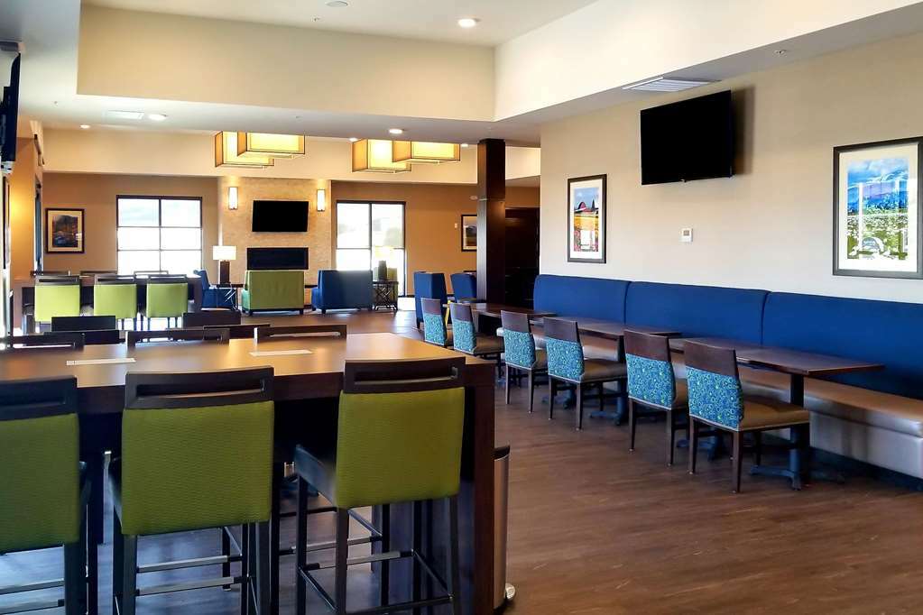 Comfort Near I-5 Hotel 3*